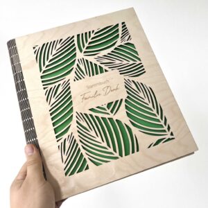 Stammbuch aus Holz mit floralem Muster und Namensgravur