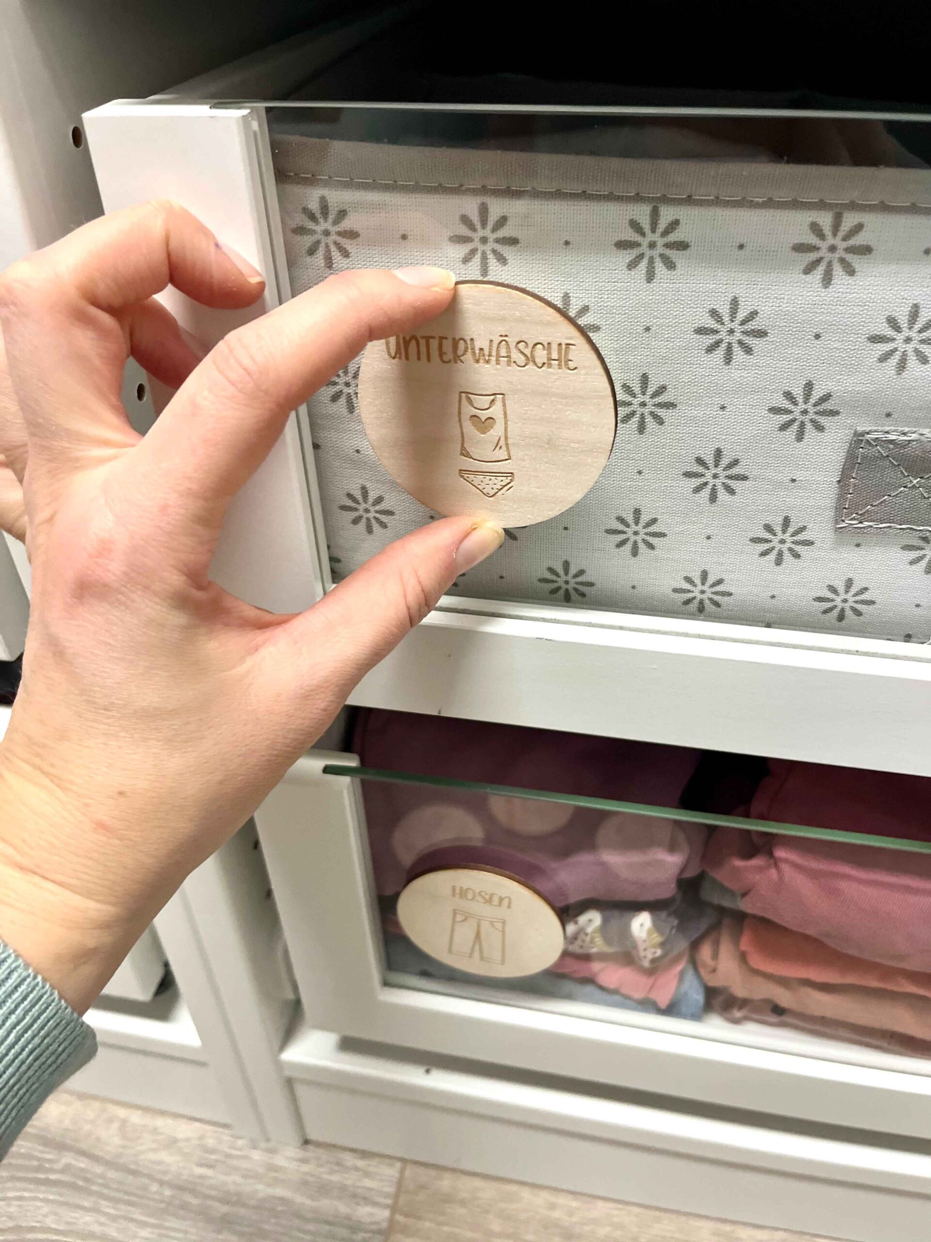 Kleiderschrank Ordnungsetiketten aus Holz | Über 70 Ordnungshelfer Motive für IKEA Trofast und Pax | Montessori Organisation handgemacht 1 Kleiderschrank Etiketten aus Holz für Ikea Pax oder andere Kleiderschränke, Kleiderschrank Ordnungsetiketten aus Holz