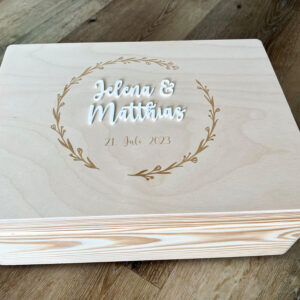 Erinnerungsbox zur Hochzeit mit Name des Paares und Hochzeitsdatum in verschiedenen Größen
