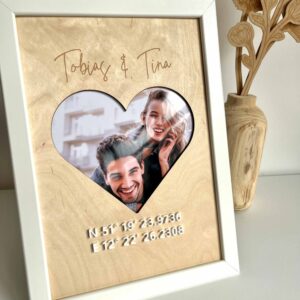 Holzbild mit Paar personalisiert mit Namen jund Koordinaten zum Valentinstag oder Hochzeit
