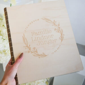 Stammbuch aus Holz mit Biegung und Ringbindung