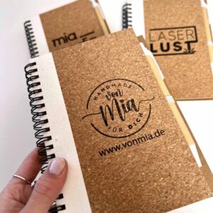 Mitarbeitergeschenke 32 Merchandide Produkte, Notizbuch mit Logo, Buch mit Logo