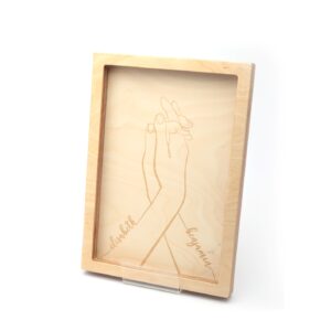 Geschenk zur Hochzeit: Holzbild mit Händen und Namensgravur - Geschenk zur Hochzeit, zum Valentinstag oder Geschenk zum Jahrestag