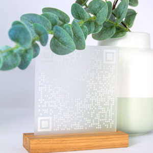 Mitarbeitergeschenke 33 QR Code auf Holzsockel zum Bezahlen