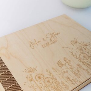 Gästebuch Hochzeit aus Holz Blumenmotiv