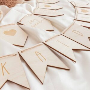Wimpel aus Holz mit Namensgravur, Gravur von Geburtsdaten, Wimpelkete Kinderzimmer