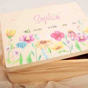 Erinnerungsbox Baby / Erinnerungskiste zur Geburt, Geschenk zur Taufe oder Geburt, Kiste mit Name und Geburtsdaten mit buntem Blumen-Motiv