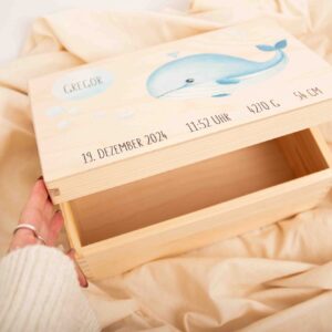 Erinnerungskiste Baby mit Wal Motiv und Name und Geburtsdaten