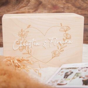 Erinnerungsbox zur Hochzeitmit Herz und Blumenmotiv