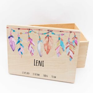 Erinnerungsbox mit Federn und Name und Geburtsdaten, Erinnerungskiste