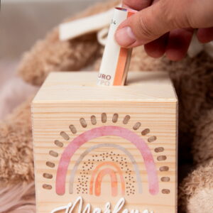 Spardose aus Holz mit Schloss und Regenbogen und Name