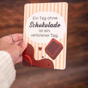 Grußkarte, Holzpostkarte, Postkarte Ein Tag ohne Schokolade ist ein verlorener Tag, Postkarte aus Holz