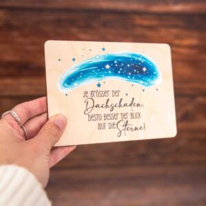 Postkarte Je grösser der Dachschaden, desto besser der Blick auf die Sterne, Grußkarte, Postkarte mit Spruch, Postkarte aus Holz