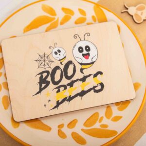 Geschenk zum Halloween, Boo Bees, Geschenk für Frau, Grußkarte, Holzpostkarte, Postkarte Boo Bees, Postkarte aus Holz, Bee, Bienen