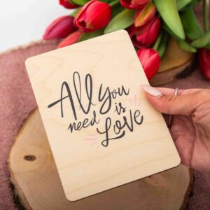 Geschenk für Frau, Grußkarte, Holzpostkarte, Postkarte All you need is love, Postkarte aus Holz, Liebe, Erdbeere
