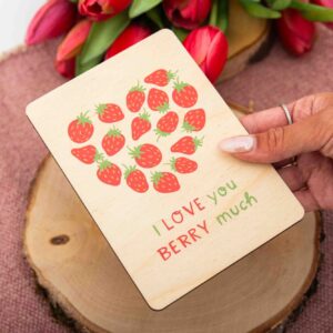 Geschenk für Frau, Grußkarte, Holzpostkarte, Postkarte I love you berry much, Postkarte aus Holz, Liebe, Erdbeere