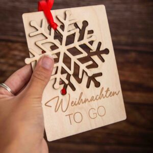 Weihnachten to Go, Weihnachtekarte mit herausnehmbarem Weihnachtsbaumanhänger, Christbaumschmuck aus Holz, Postkarte mit Baumschmuck