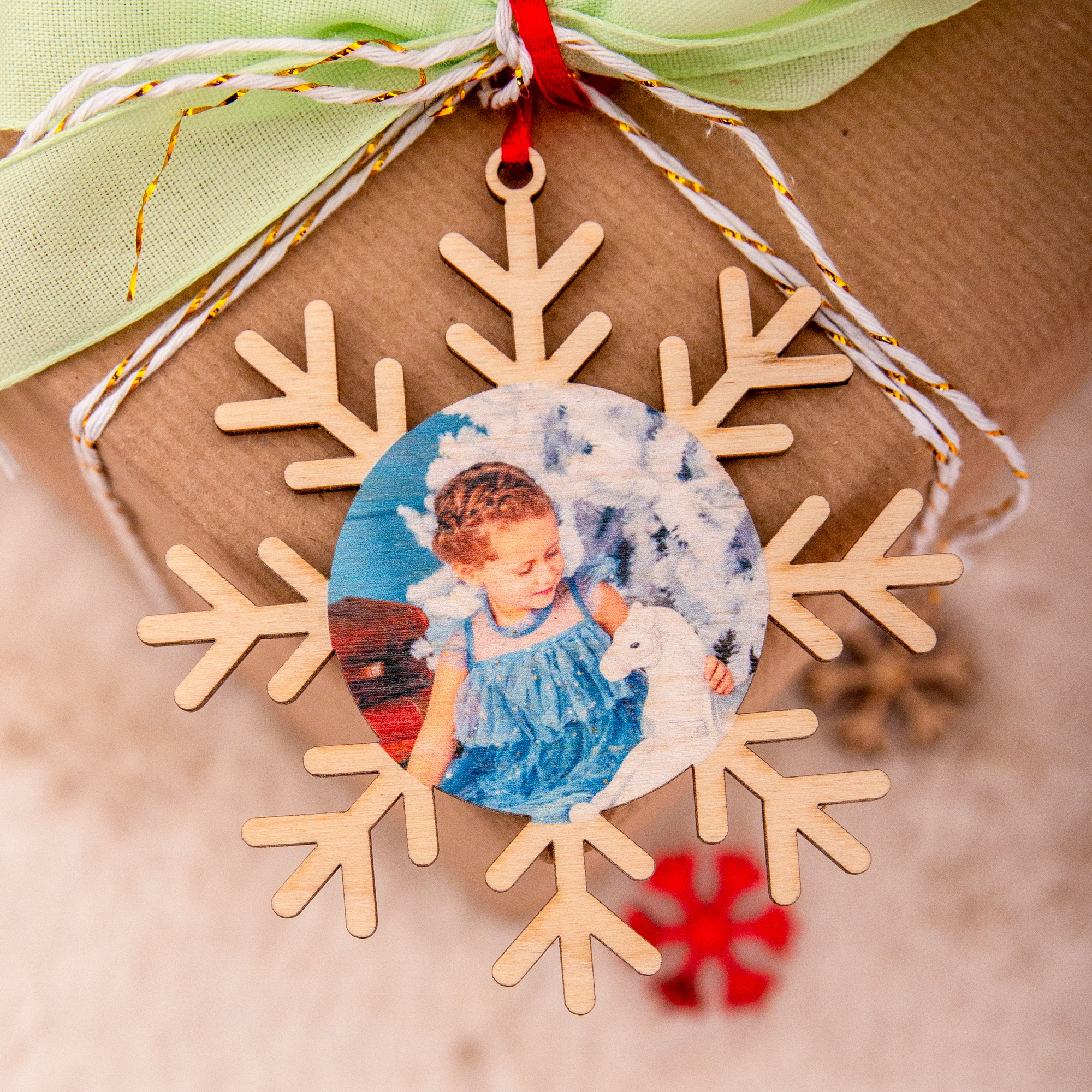 Personalisierte Christbaumkugel mit Foto | Weihnachtsbaumschmuck aus Holz & Acryl | Unikat Handmade in Leipzig 12 Weihnachtsbaumanhänger Schneeflocke mit Foto, Christbaumschmuck mit Foto als Geschenkidee zu Weihnachten oder als Anhänger für Weihnachts-Geschenk