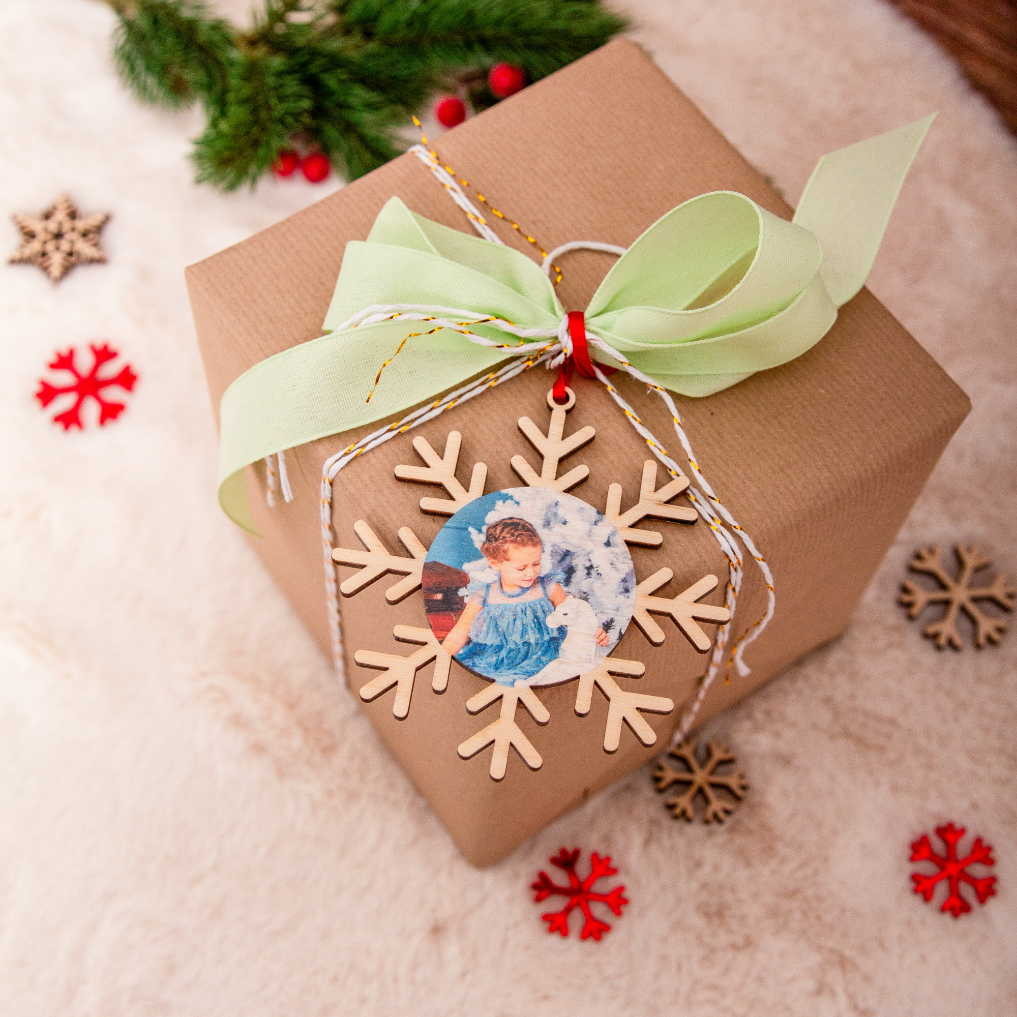 Personalisierte Christbaumkugel mit Foto | Weihnachtsbaumschmuck aus Holz & Acryl | Unikat Handmade in Leipzig 11 Weihnachtsbaumanhänger Schneeflocke mit Foto, Christbaumschmuck mit Foto als Geschenkidee zu Weihnachten oder als Anhänger für Weihnachts-Geschenk