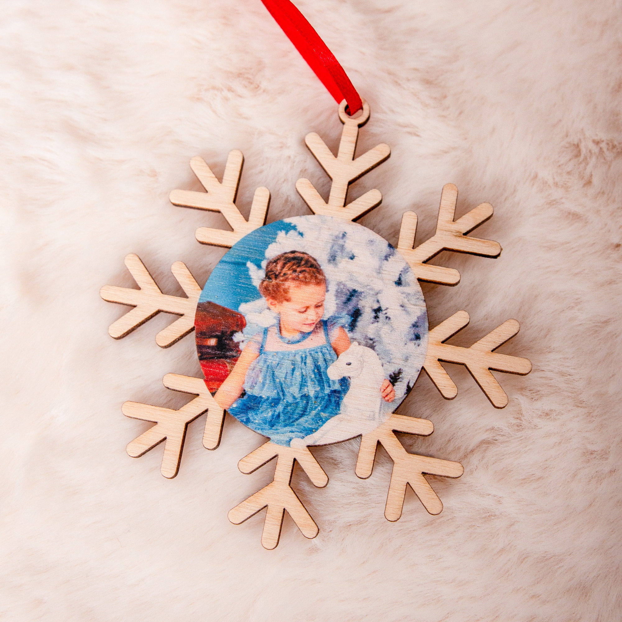 Personalisierte Christbaumkugel mit Foto | Weihnachtsbaumschmuck aus Holz & Acryl | Unikat Handmade in Leipzig 8 Weihnachtsbaumanhänger Schneeflocke mit Foto, Christbaumschmuck mit Foto als Geschenkidee zu Weihnachten oder als Anhänger für Weihnachts-Geschenk