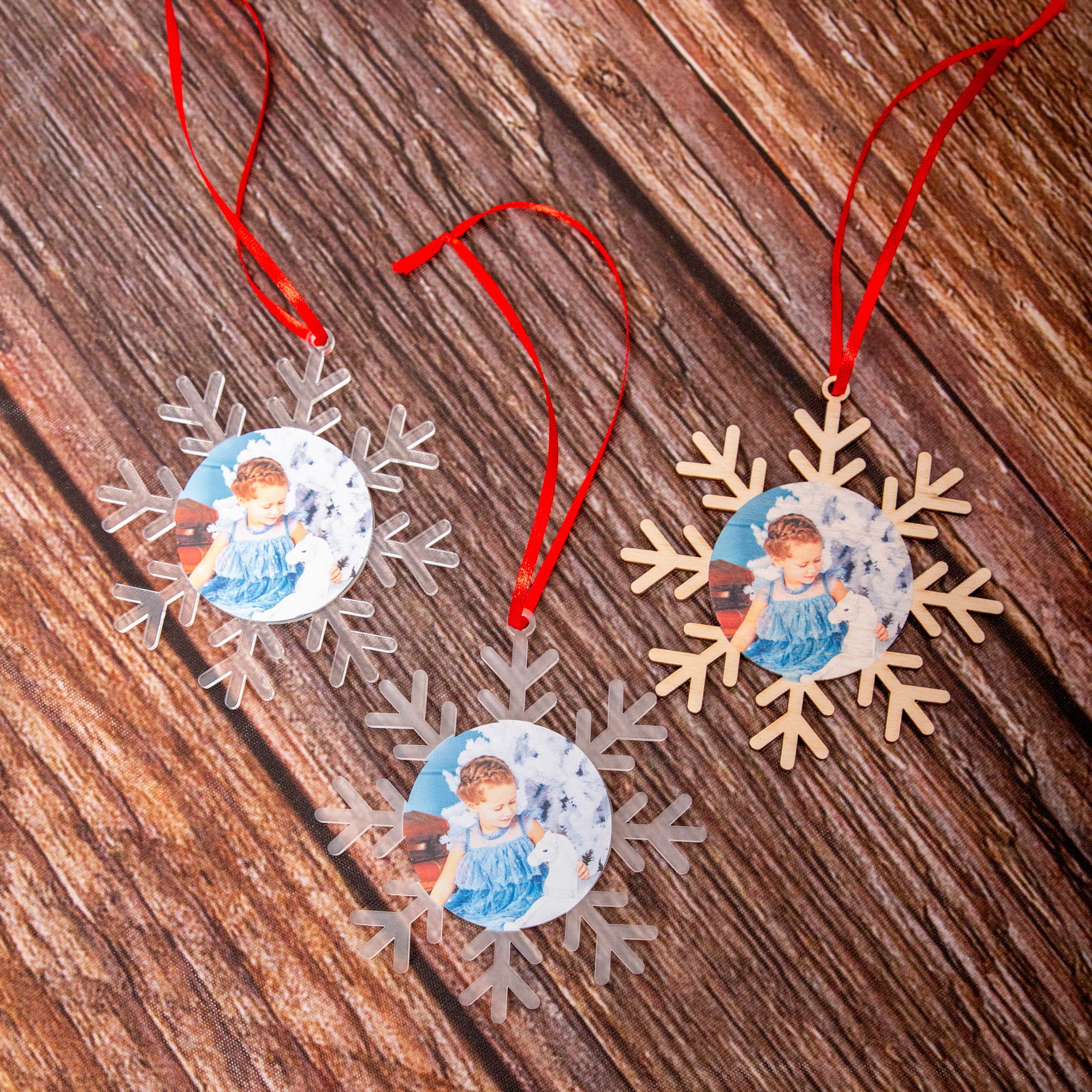 Personalisierte Christbaumkugel mit Foto | Weihnachtsbaumschmuck aus Holz & Acryl | Unikat Handmade in Leipzig 1 Weihnachtsbaumanhänger Schneeflocke mit Foto, Christbaumschmuck mit Foto als Geschenkidee zu Weihnachten oder als Anhänger für Weihnachts-Geschenk