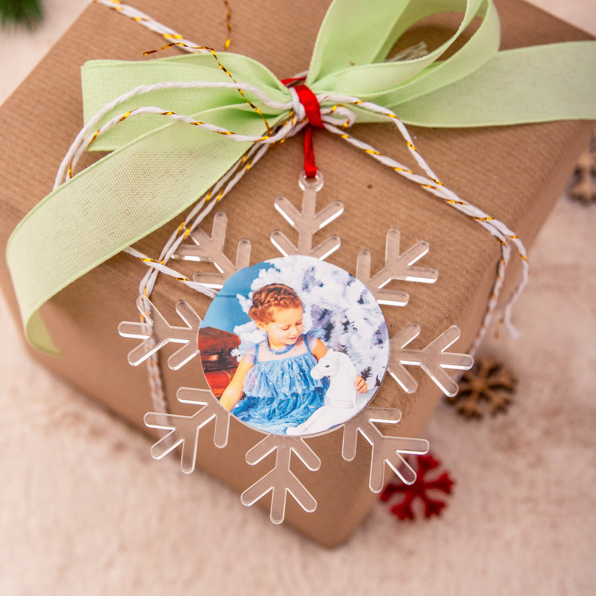 Personalisierte Christbaumkugel mit Foto | Weihnachtsbaumschmuck aus Holz & Acryl | Unikat Handmade in Leipzig 6 Weihnachtsbaumanhänger Schneeflocke mit Foto, Christbaumschmuck mit Foto als Geschenkidee zu Weihnachten oder als Anhänger für Weihnachts-Geschenk