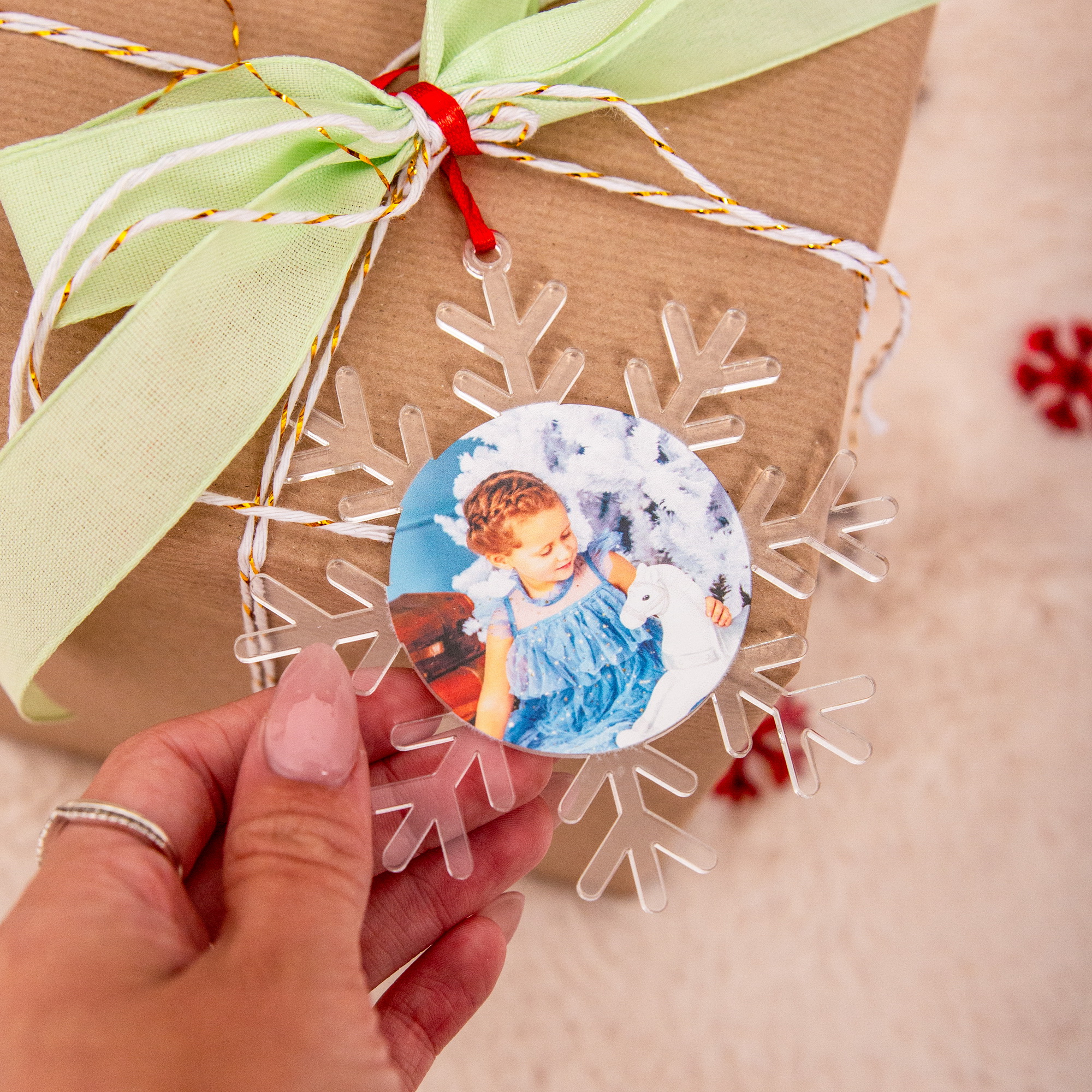 Personalisierte Christbaumkugel mit Foto | Weihnachtsbaumschmuck aus Holz & Acryl | Unikat Handmade in Leipzig 5 Weihnachtsbaumanhänger Schneeflocke mit Foto, Christbaumschmuck mit Foto als Geschenkidee zu Weihnachten oder als Anhänger für Weihnachts-Geschenk