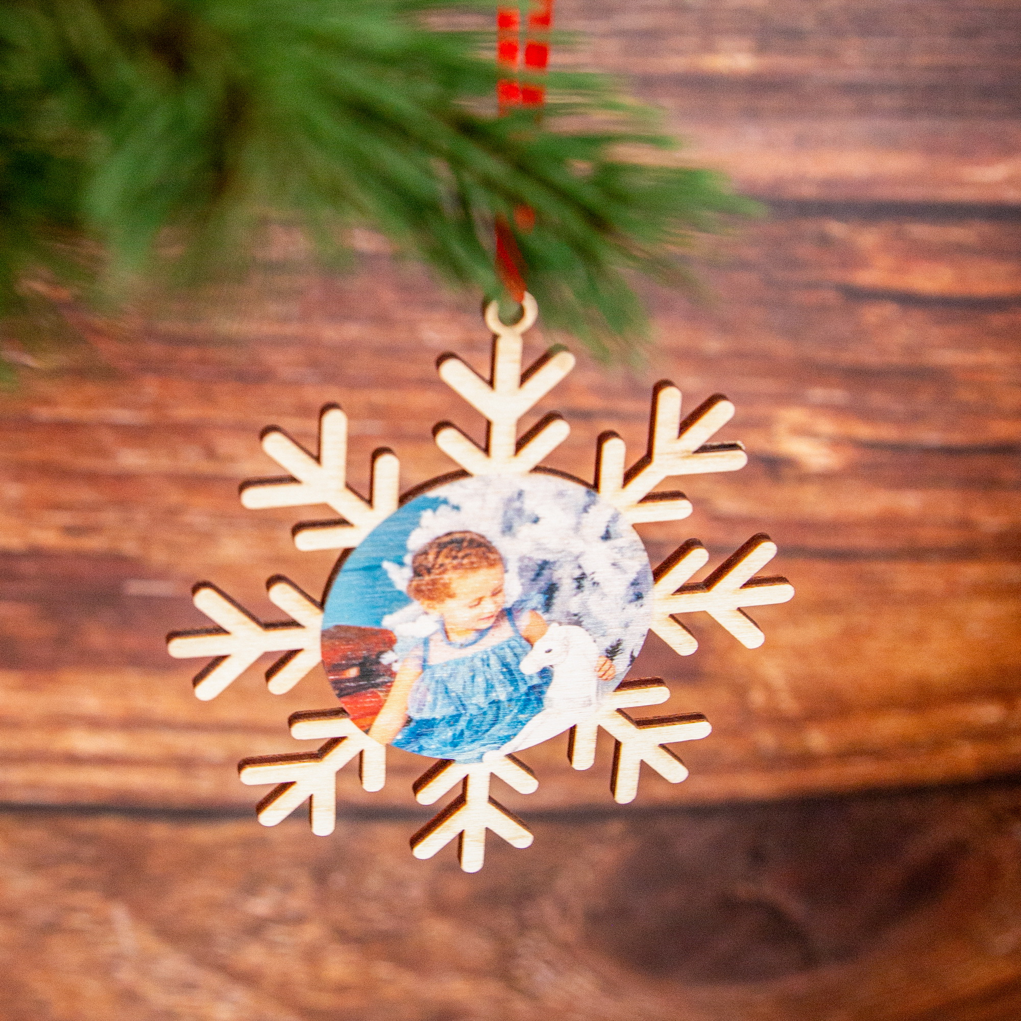 Personalisierte Christbaumkugel mit Foto | Weihnachtsbaumschmuck aus Holz & Acryl | Unikat Handmade in Leipzig 3 Weihnachtsbaumanhänger Schneeflocke mit Foto, Christbaumschmuck mit Foto als Geschenkidee zu Weihnachten oder als Anhänger für Weihnachts-Geschenk