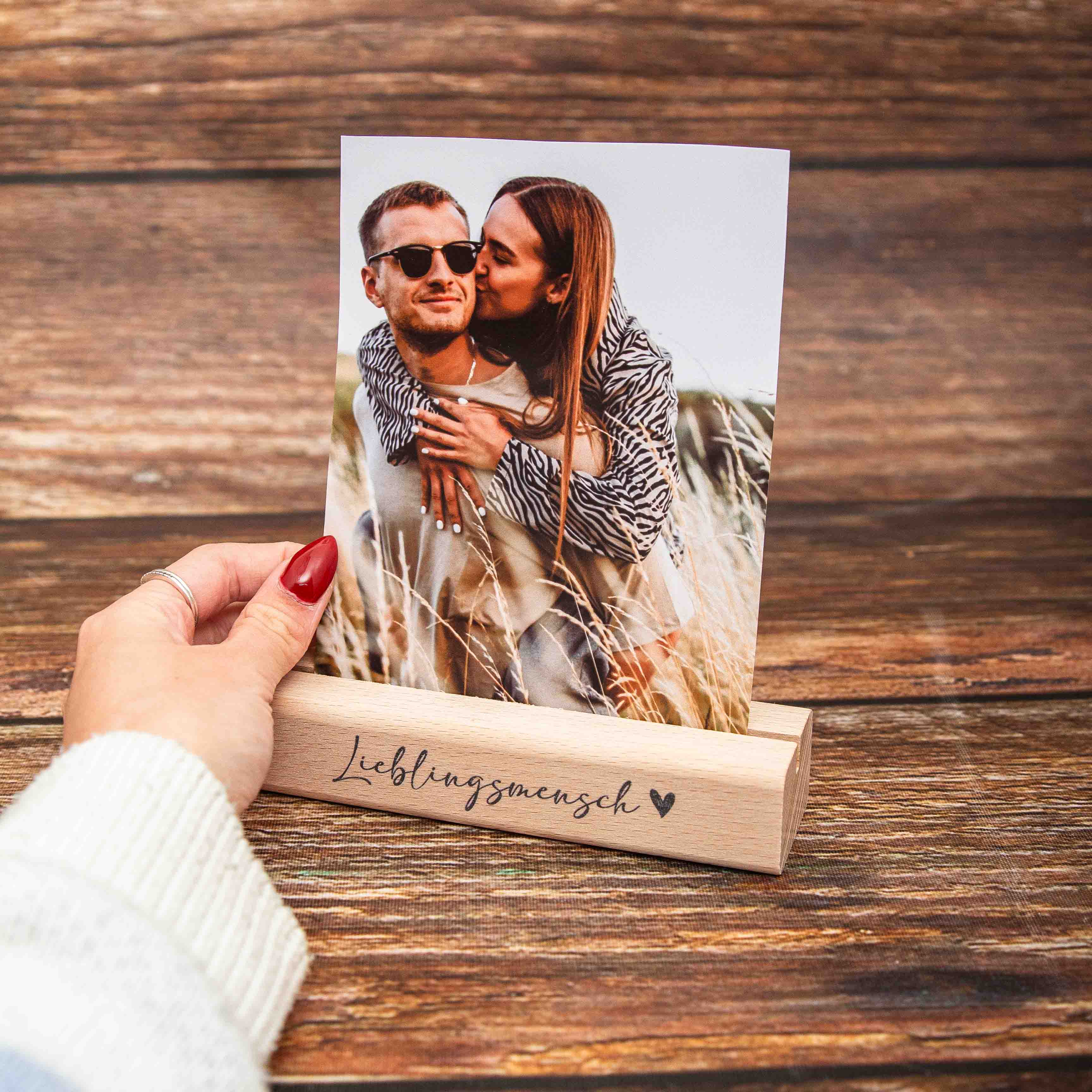 Massiver Kartenhalter aus Echtholz – Handgefertigter Fotoständer & Postkartenhalter aus Leipzig – Buche oder Eiche 16 Fotohalter, Kartenhalter aus Holz, Bildhalter, Holzsockel mit Spruch, Sockel für Postkarte