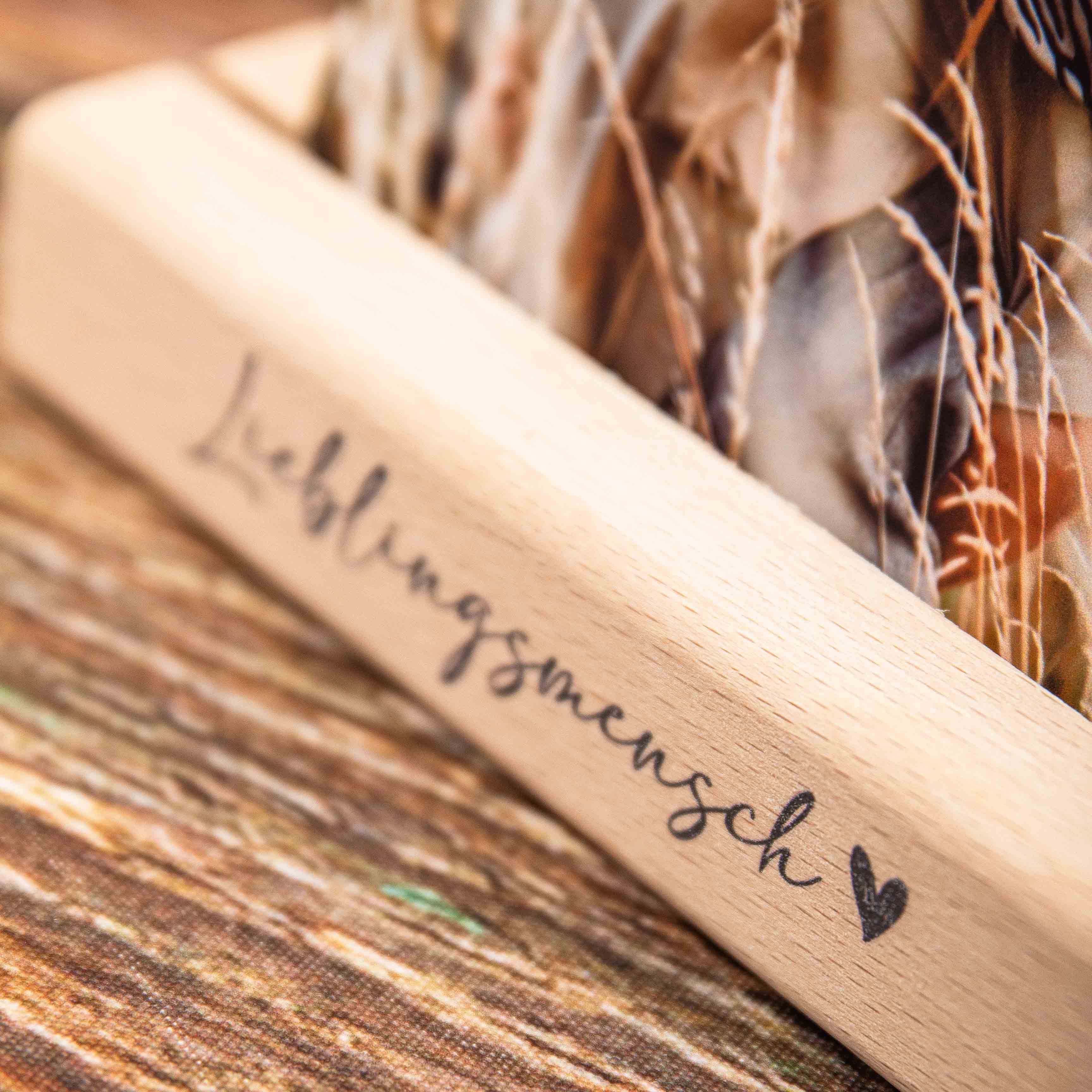 Massiver Kartenhalter aus Echtholz – Handgefertigter Fotoständer & Postkartenhalter aus Leipzig – Buche oder Eiche 15 Fotohalter, Kartenhalter aus Holz, Bildhalter, Holzsockel mit Spruch, Sockel für Postkarte