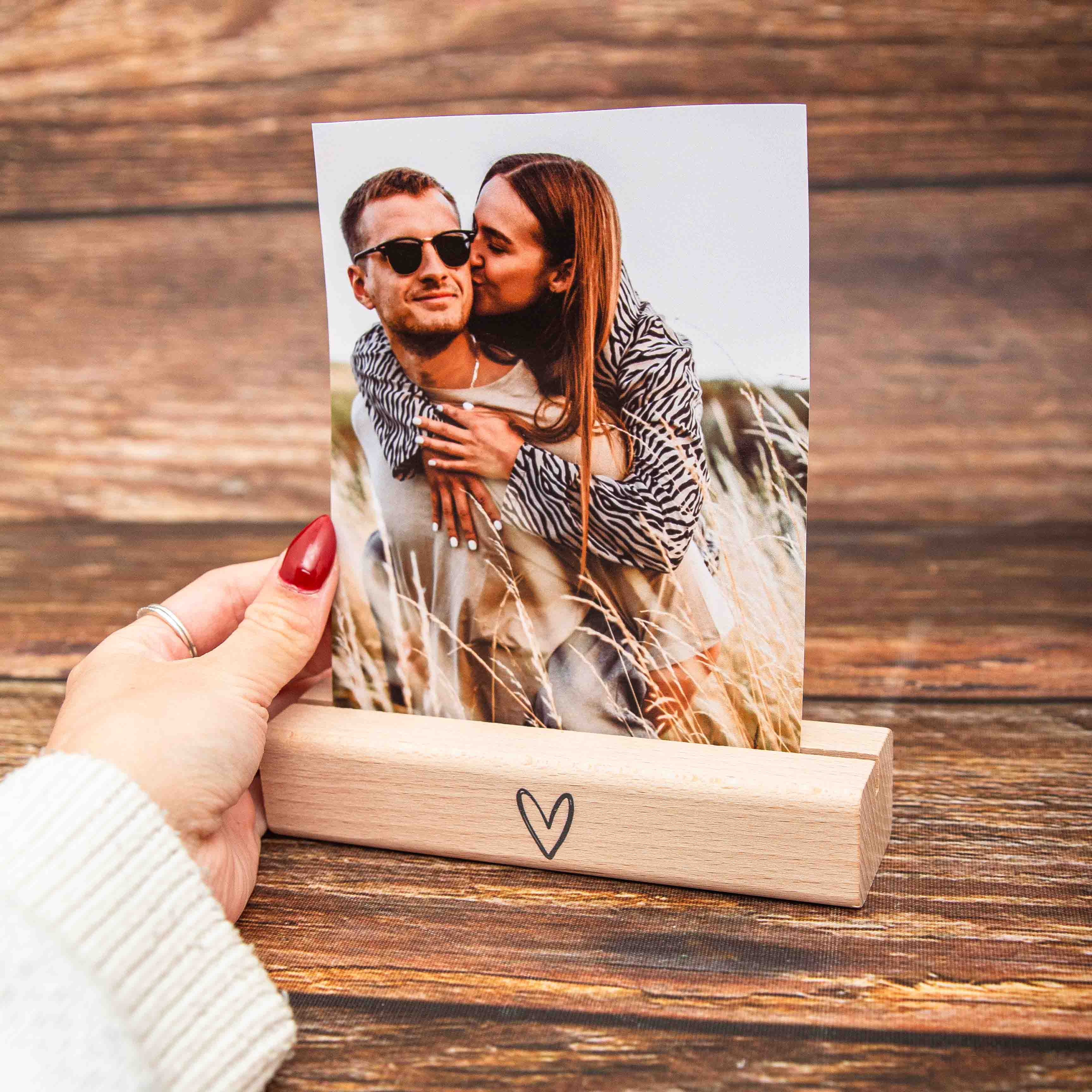 Massiver Kartenhalter aus Echtholz – Handgefertigter Fotoständer & Postkartenhalter aus Leipzig – Buche oder Eiche 14 Fotohalter, Kartenhalter aus Holz, Bildhalter, Holzsockel mit Spruch, Sockel für Postkarte