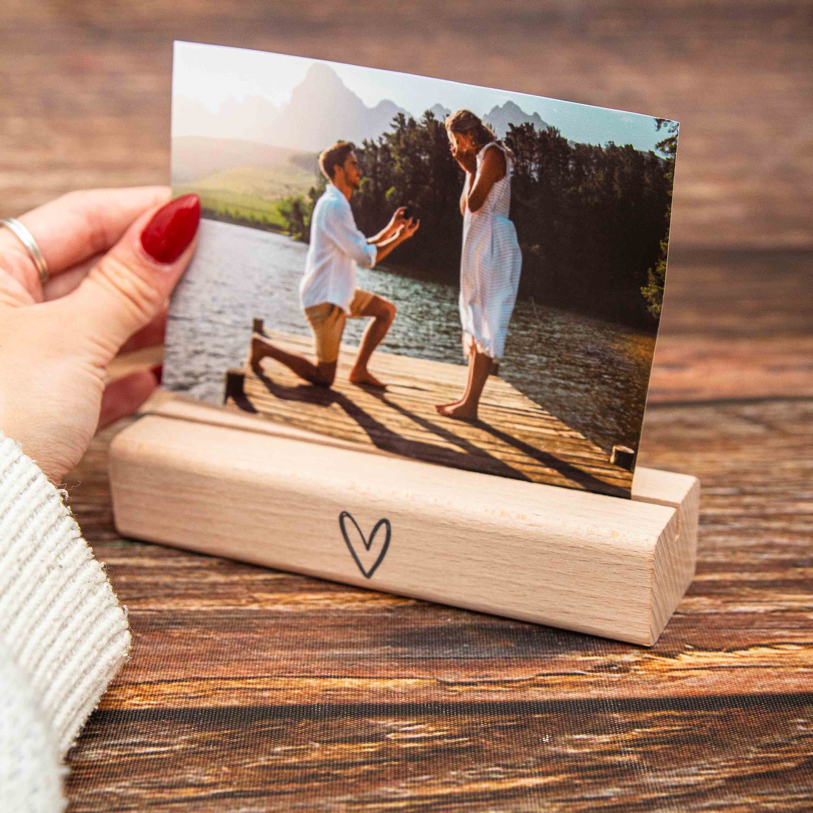 Massiver Kartenhalter aus Echtholz – Handgefertigter Fotoständer & Postkartenhalter aus Leipzig – Buche oder Eiche 12 Fotohalter, Kartenhalter aus Holz, Bildhalter, Holzsockel mit Spruch, Sockel für Postkarte