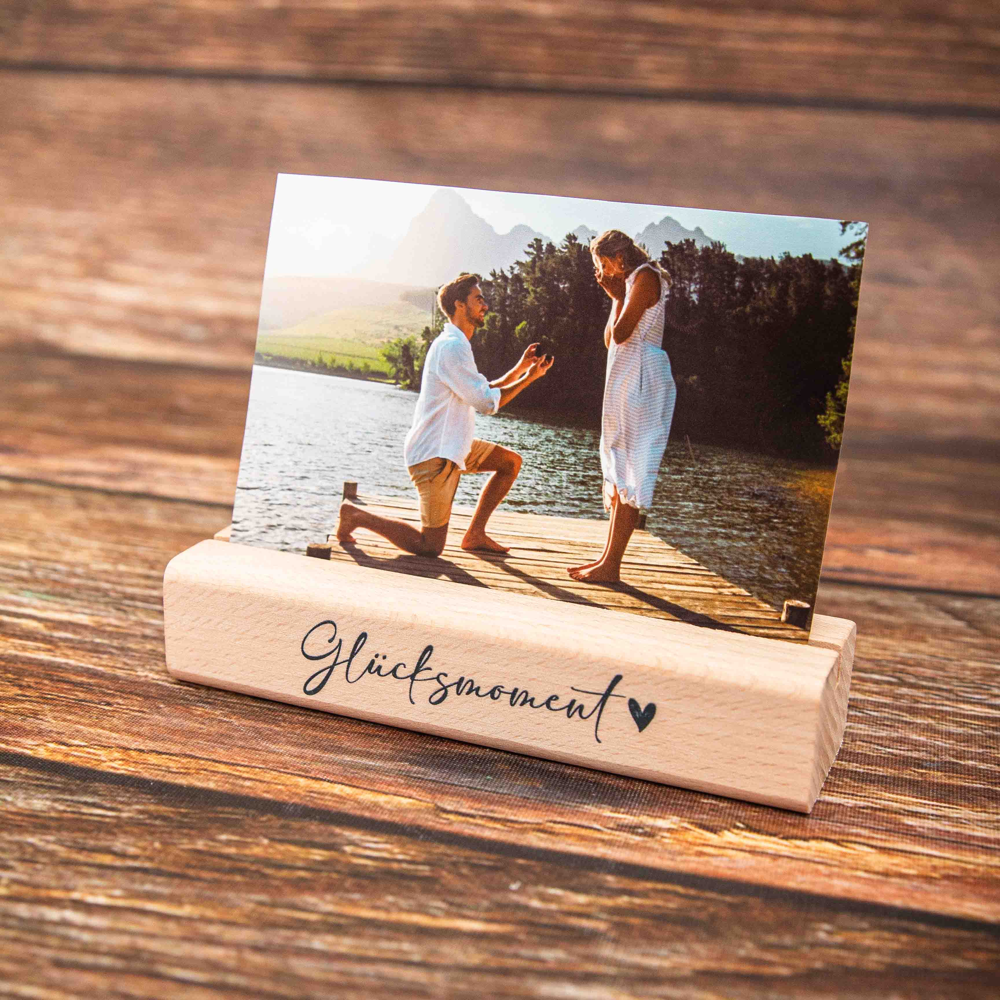 Massiver Kartenhalter aus Echtholz – Handgefertigter Fotoständer & Postkartenhalter aus Leipzig – Buche oder Eiche 11 Fotohalter, Kartenhalter aus Holz, Bildhalter, Holzsockel mit Spruch, Sockel für Postkarte