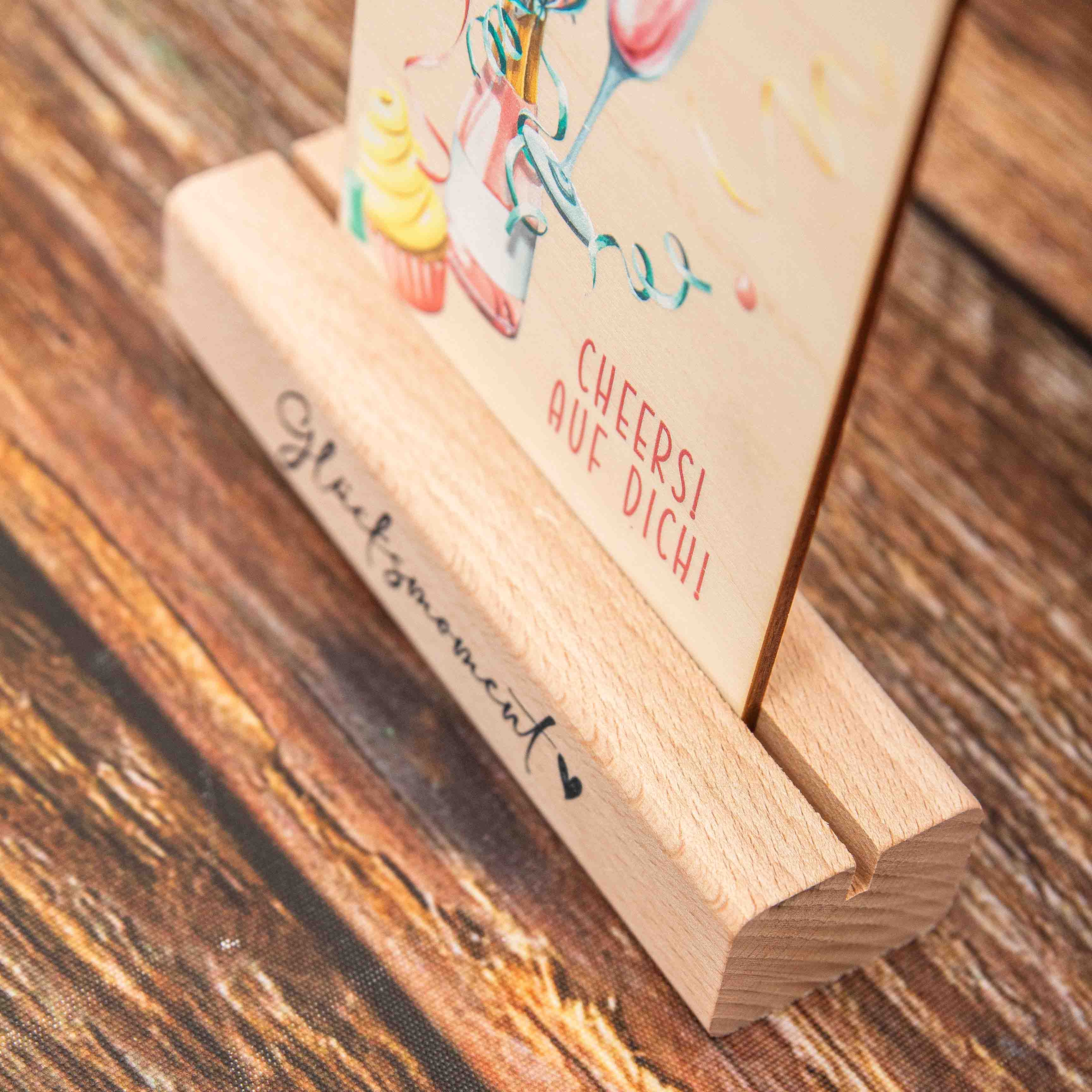 Massiver Kartenhalter aus Echtholz – Handgefertigter Fotoständer & Postkartenhalter aus Leipzig – Buche oder Eiche 10 Fotohalter, Kartenhalter aus Holz, Bildhalter, Holzsockel mit Spruch, Sockel für Postkarte