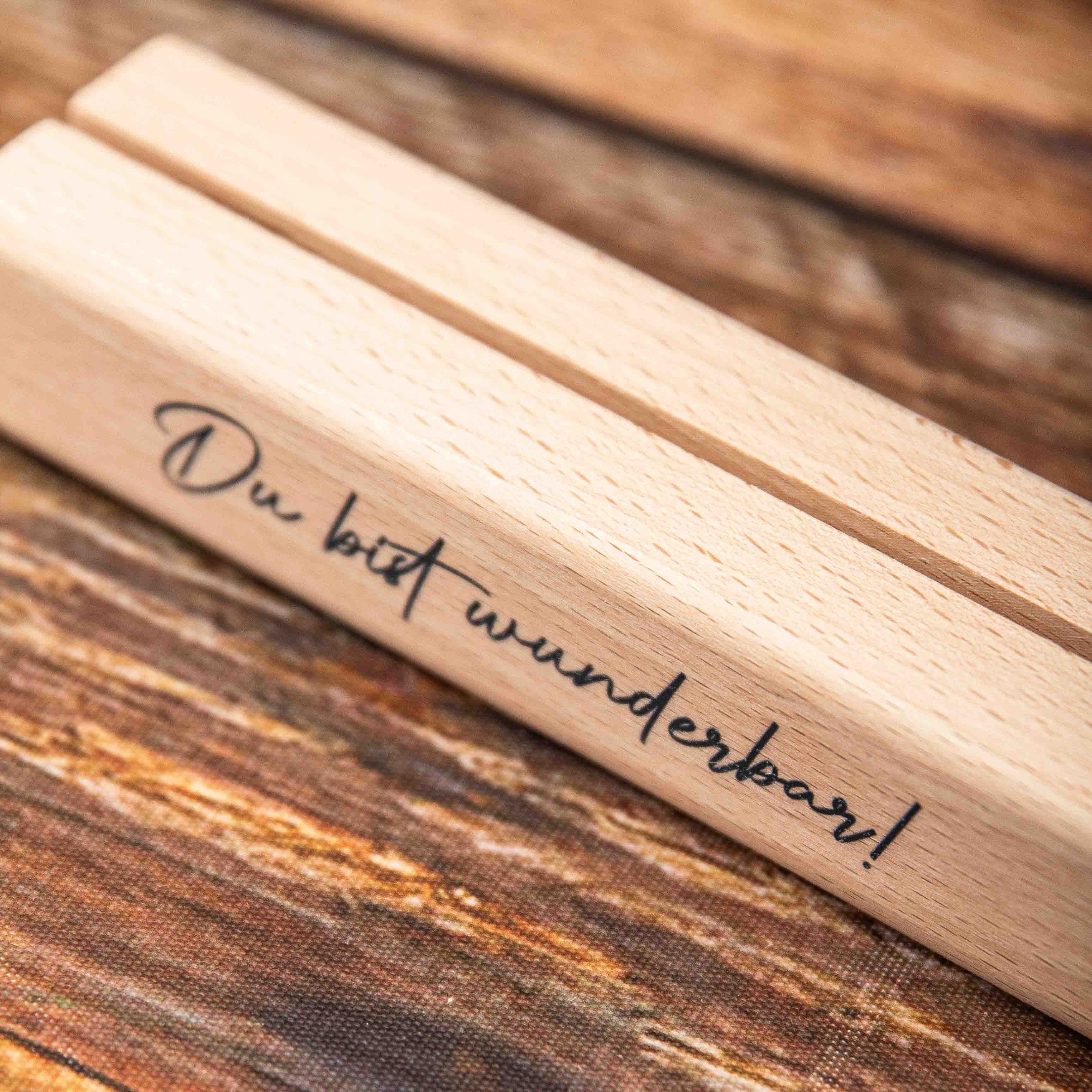 Massiver Kartenhalter aus Echtholz – Handgefertigter Fotoständer & Postkartenhalter aus Leipzig – Buche oder Eiche 9 Fotohalter, Kartenhalter aus Holz, Bildhalter, Holzsockel mit Spruch, Sockel für Postkarte
