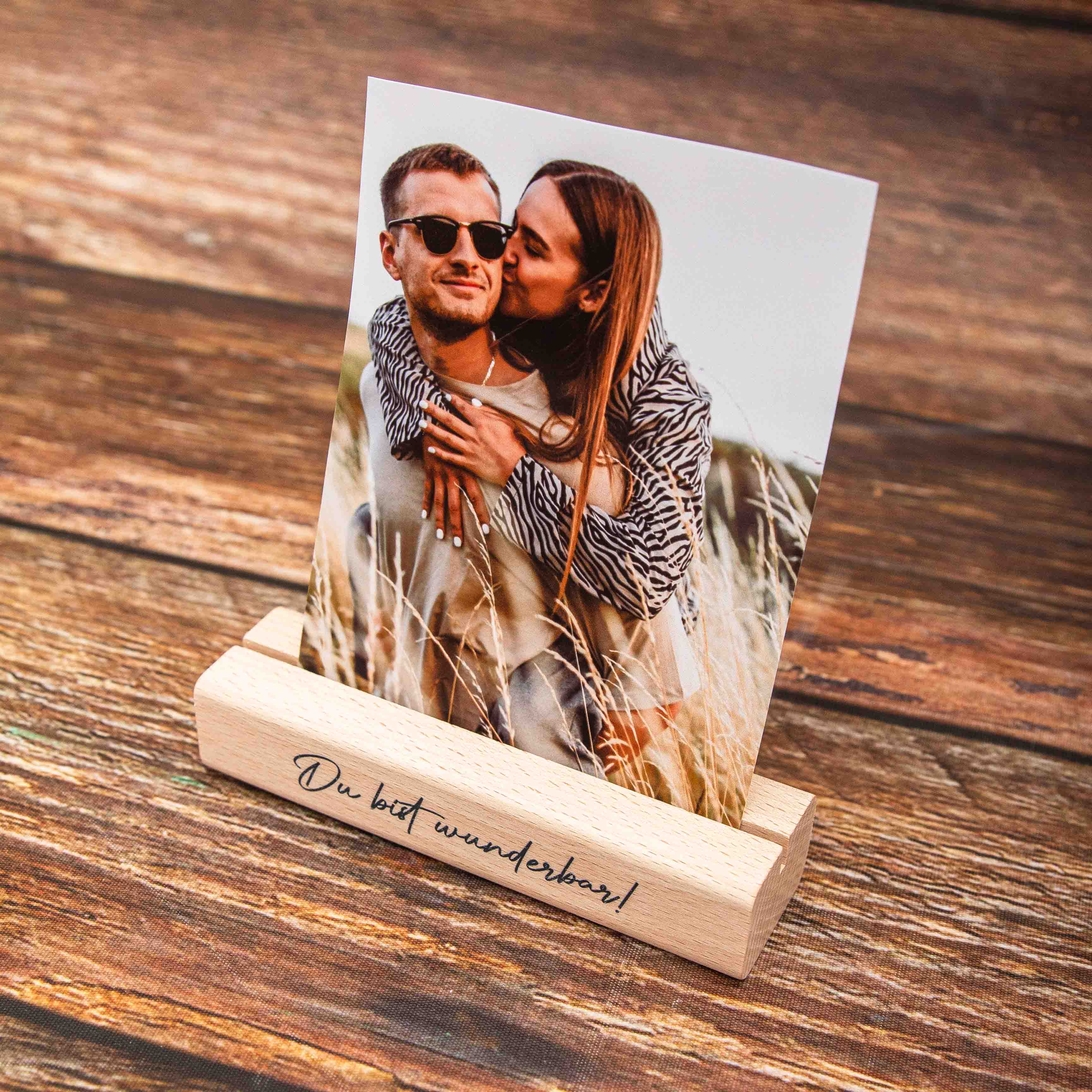 Massiver Kartenhalter aus Echtholz – Handgefertigter Fotoständer & Postkartenhalter aus Leipzig – Buche oder Eiche 1 Fotohalter, Kartenhalter aus Holz, Bildhalter, Holzsockel mit Spruch, Sockel für Postkarte