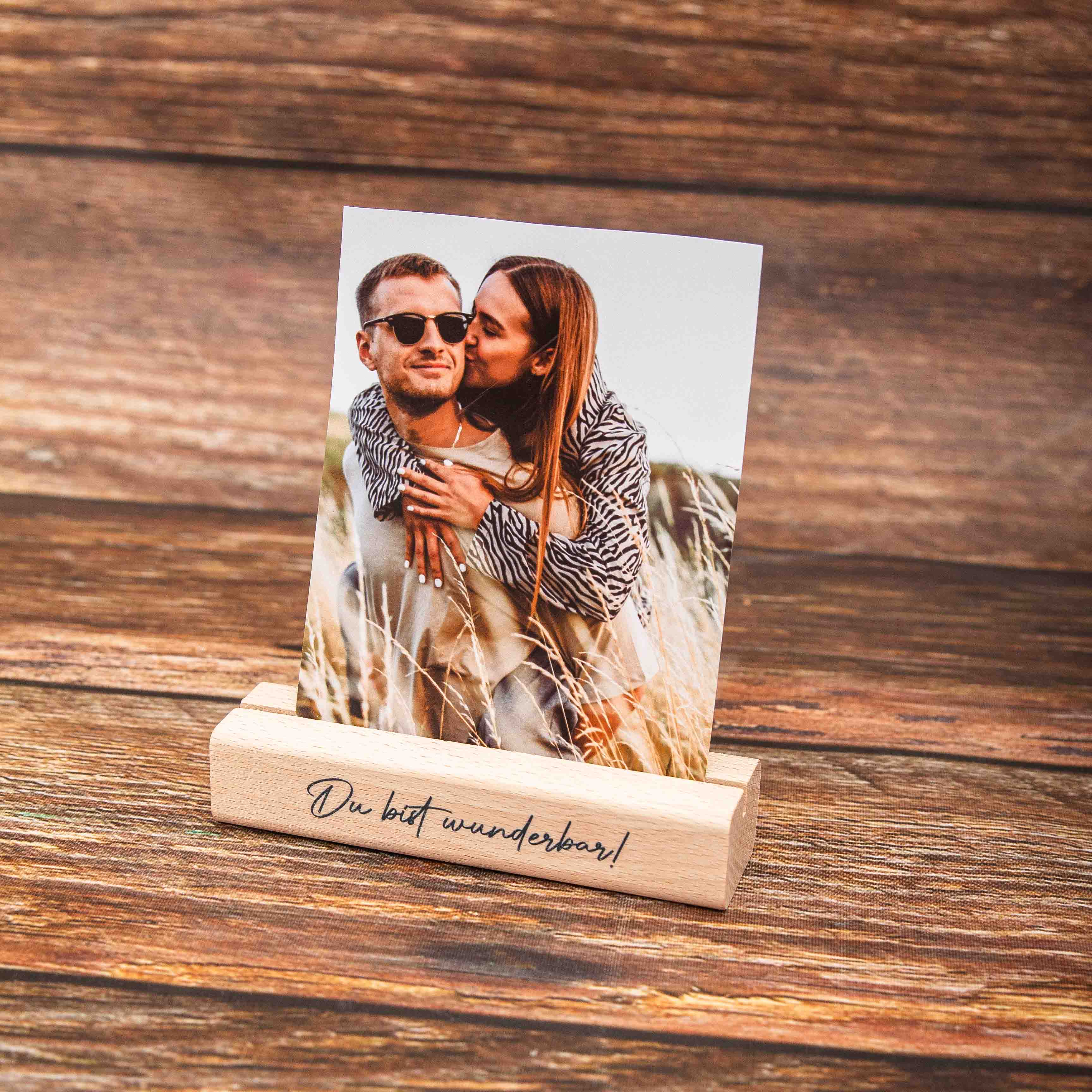 Massiver Kartenhalter aus Echtholz – Handgefertigter Fotoständer & Postkartenhalter aus Leipzig – Buche oder Eiche 7 Fotohalter, Kartenhalter aus Holz, Bildhalter, Holzsockel mit Spruch, Sockel für Postkarte