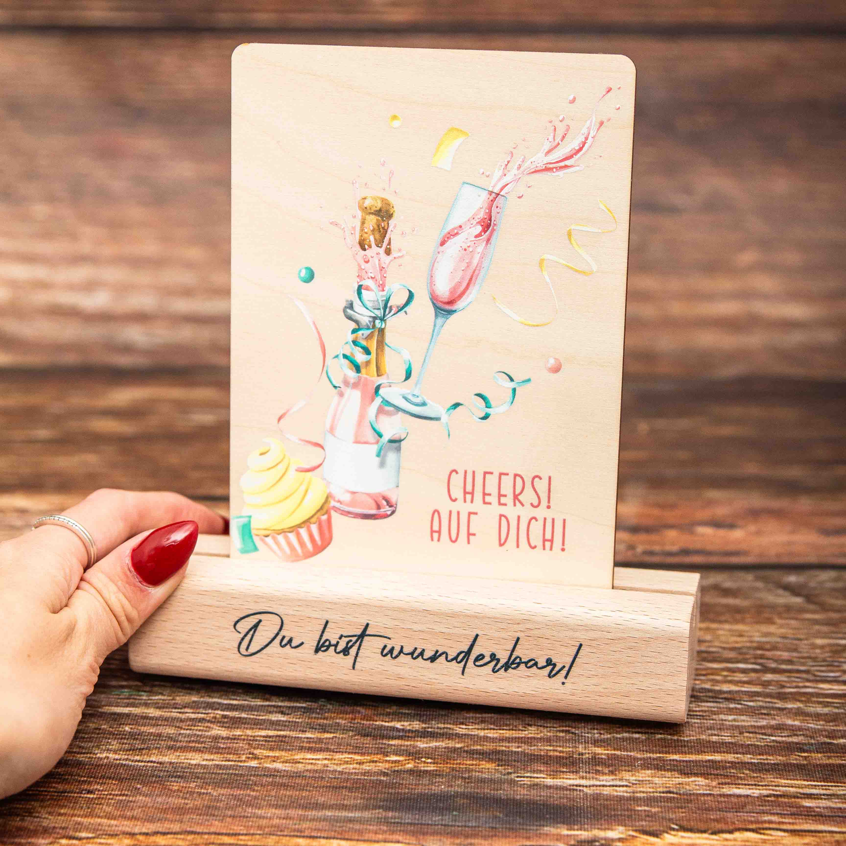 Massiver Kartenhalter aus Echtholz – Handgefertigter Fotoständer & Postkartenhalter aus Leipzig – Buche oder Eiche 5 Fotohalter, Kartenhalter aus Holz, Bildhalter, Holzsockel mit Spruch, Sockel für Postkarte