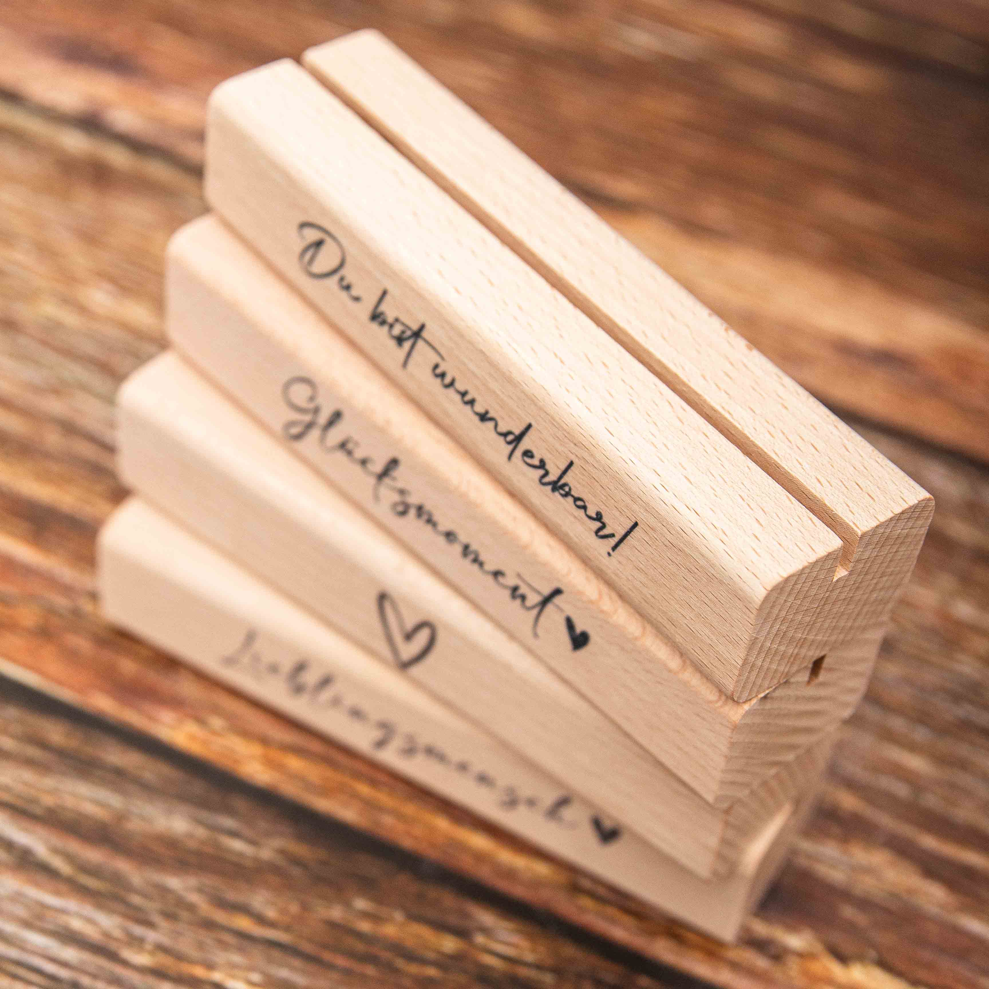 Massiver Kartenhalter aus Echtholz – Handgefertigter Fotoständer & Postkartenhalter aus Leipzig – Buche oder Eiche 4 Fotohalter, Kartenhalter aus Holz, Bildhalter, Holzsockel mit Spruch, Sockel für Postkarte