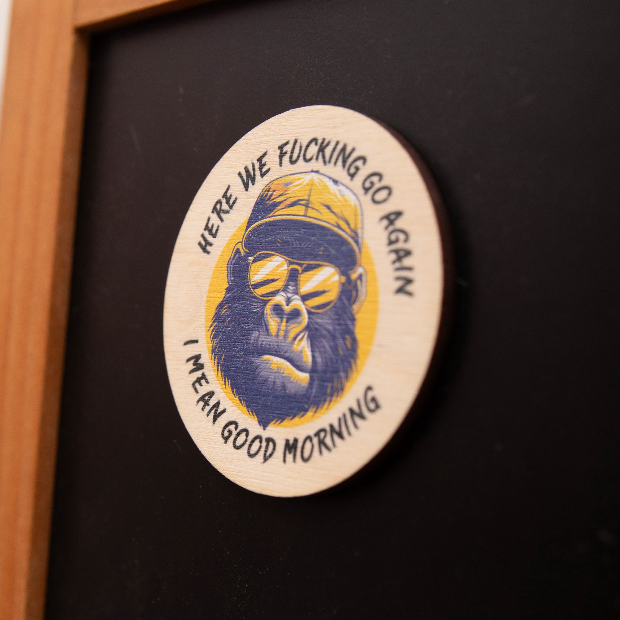 Gorilla Holzmagnet „Good Morning“ – Lustiger Kühlschrankmagnet aus Leipzig – Handgefertigter UV-Direkt-Druck 8 Statement Magnet Gorilla, Here we fucking go again - I mean good morning