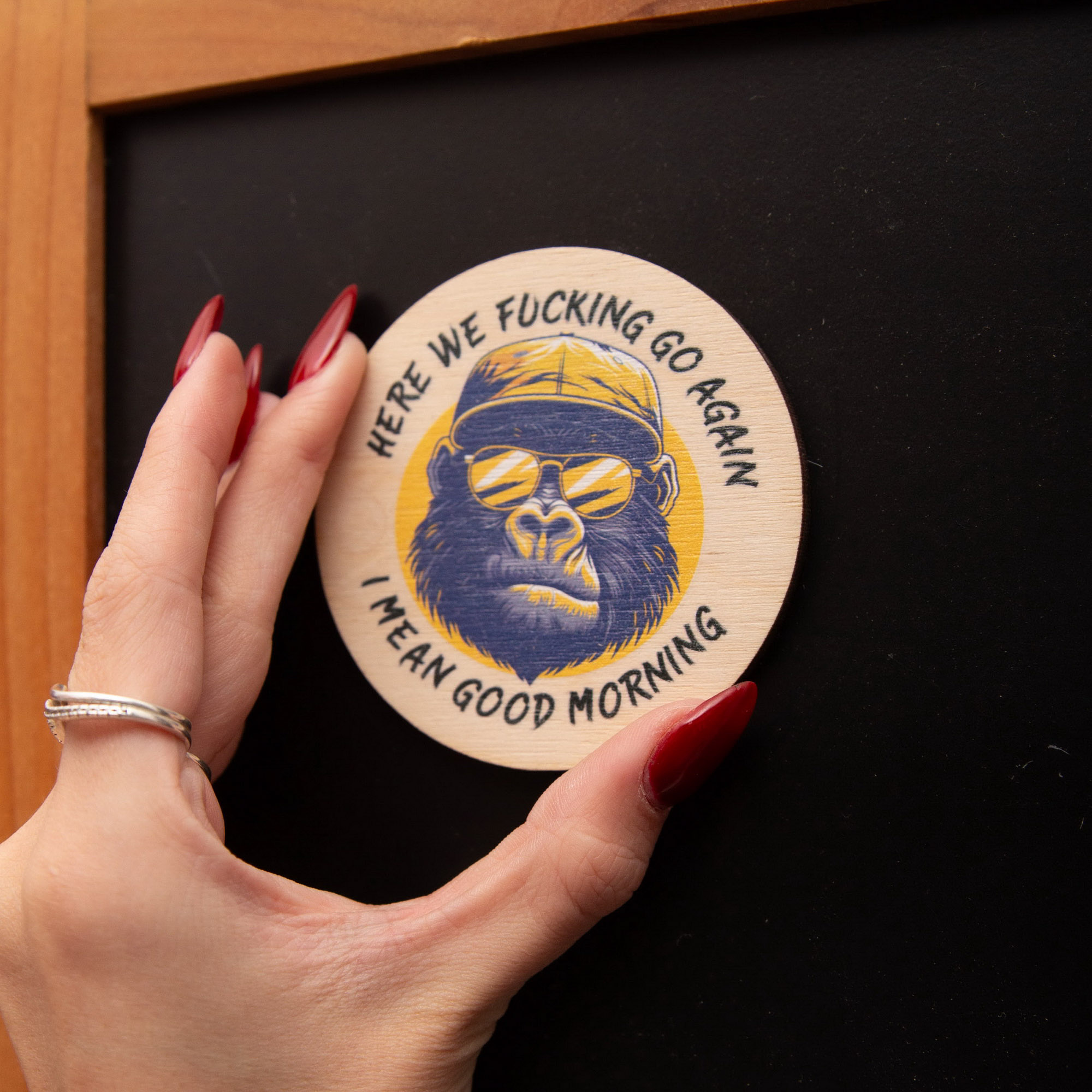 Gorilla Holzmagnet „Good Morning“ – Lustiger Kühlschrankmagnet aus Leipzig – Handgefertigter UV-Direkt-Druck 7 Statement Magnet Gorilla, Here we fucking go again - I mean good morning