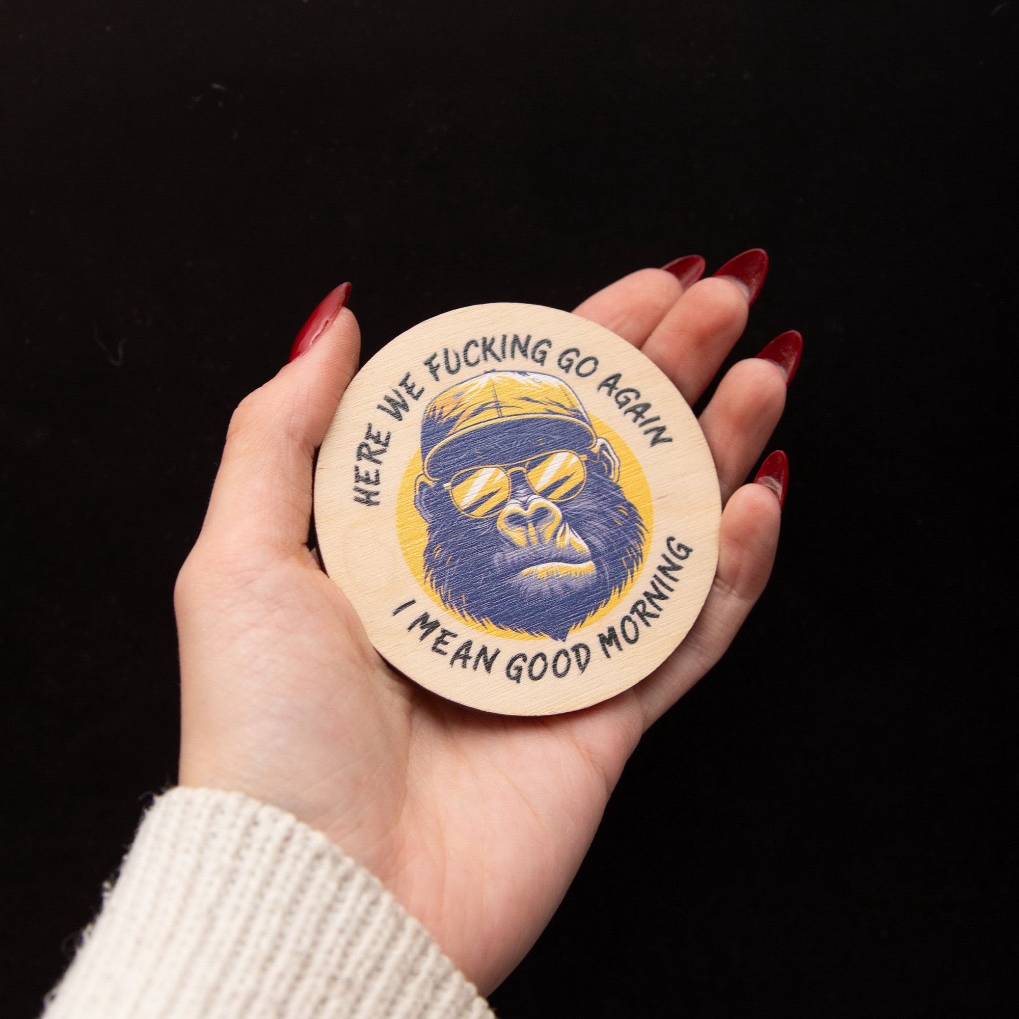 Gorilla Holzmagnet „Good Morning“ – Lustiger Kühlschrankmagnet aus Leipzig – Handgefertigter UV-Direkt-Druck 5 Statement Magnet Gorilla, Here we fucking go again - I mean good morning