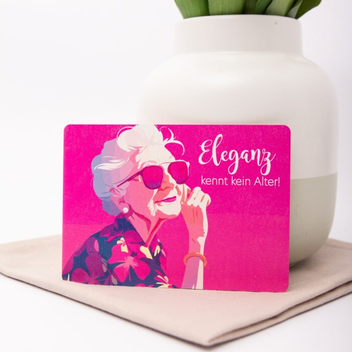 Postkarte aus Holz - Eleganz kennt kein Alter mit reifer schöner Frau