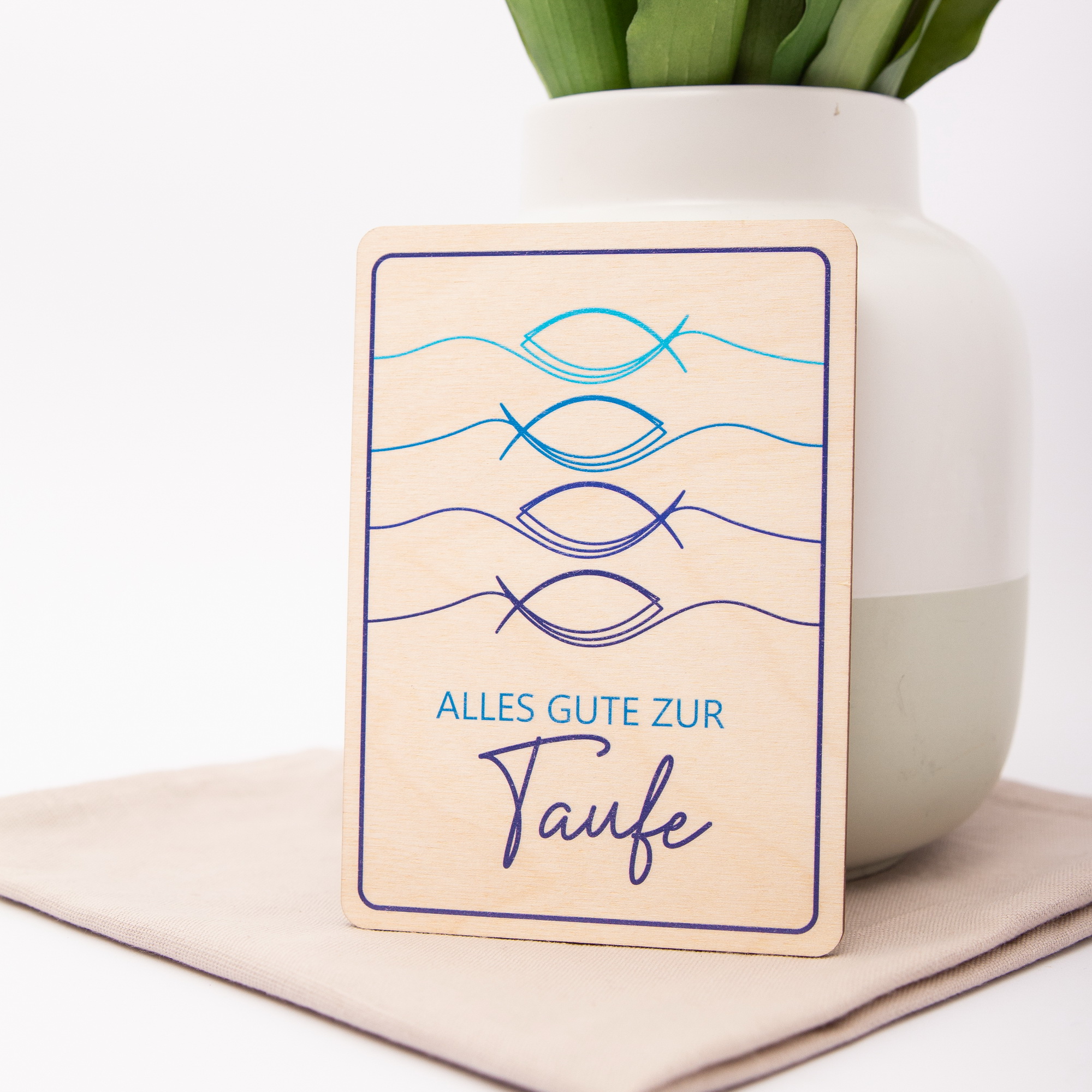 Holzpostkarte zur Taufe – Maritimes Fische Motiv – Besonderes Taufgeschenk aus Birkenholz A6 1 Postkarten aus Holz mit Spruch Alles Gute zur Taufe mit 4 Fischen
