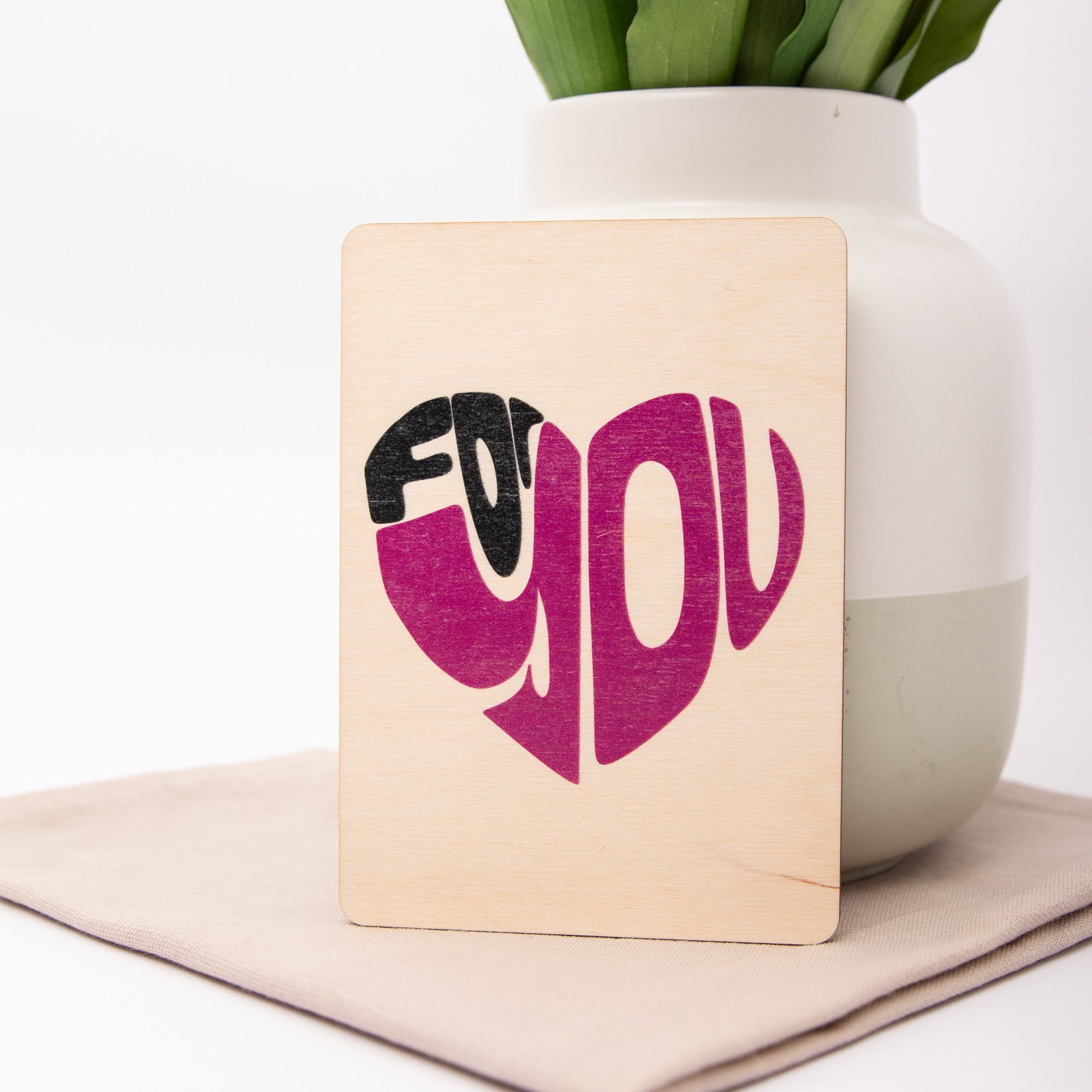 Nachhaltige Postkarte aus Echtholz – FOR YOU – Handgemacht in Deutschland 1 Postkarte aus Holz mit Aufdruck FOR YOU