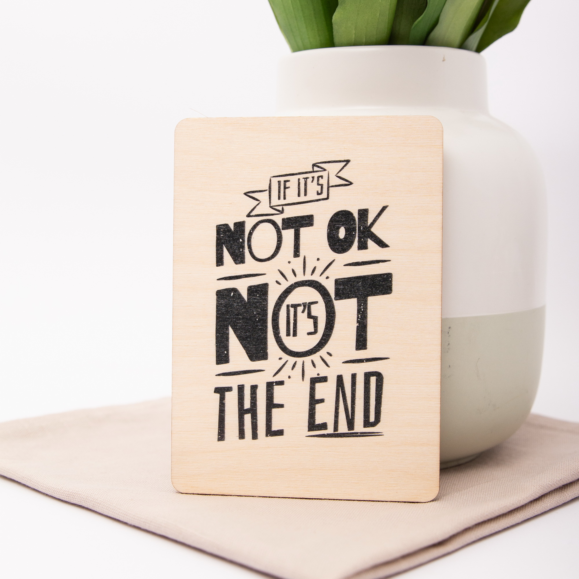 Holzpostkarte "If it is not ok..." – Ein kleiner Lichtblick aus echtem Holz 2 Holzpostkarte, Postkarte If it´s not ok it´s not the End, Postkarte mit Spruch, Postkarte aus Holz