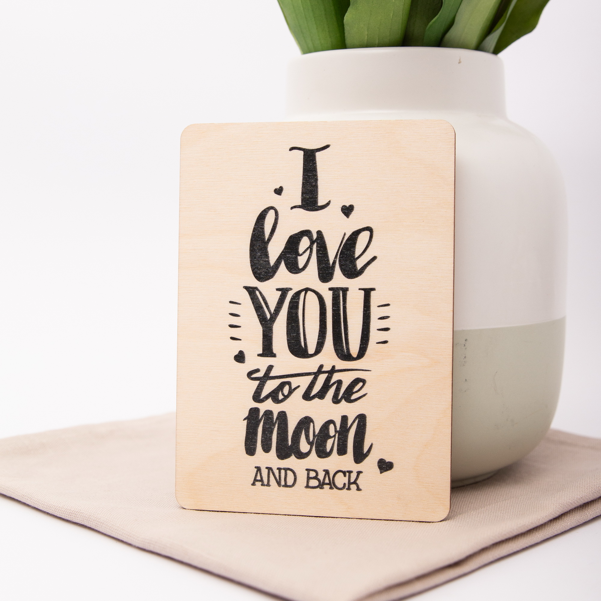 Holzpostkarte "I love you to the moon and back" – Eine Botschaft für die Ewigkeit 2 Grußkarte, Holzpostkarte, Postkarte I love you to the moon and back, Grußkarte Herz, Postkarte mit Spruch, Postkarte aus Holz