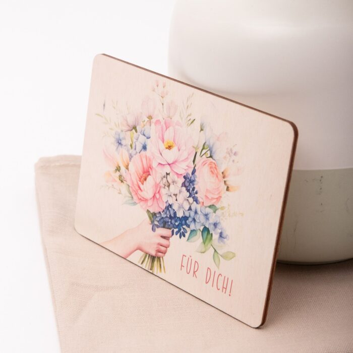 Postkarte aus Holz mit Blumenstrauß und Aufschrift Für dich!