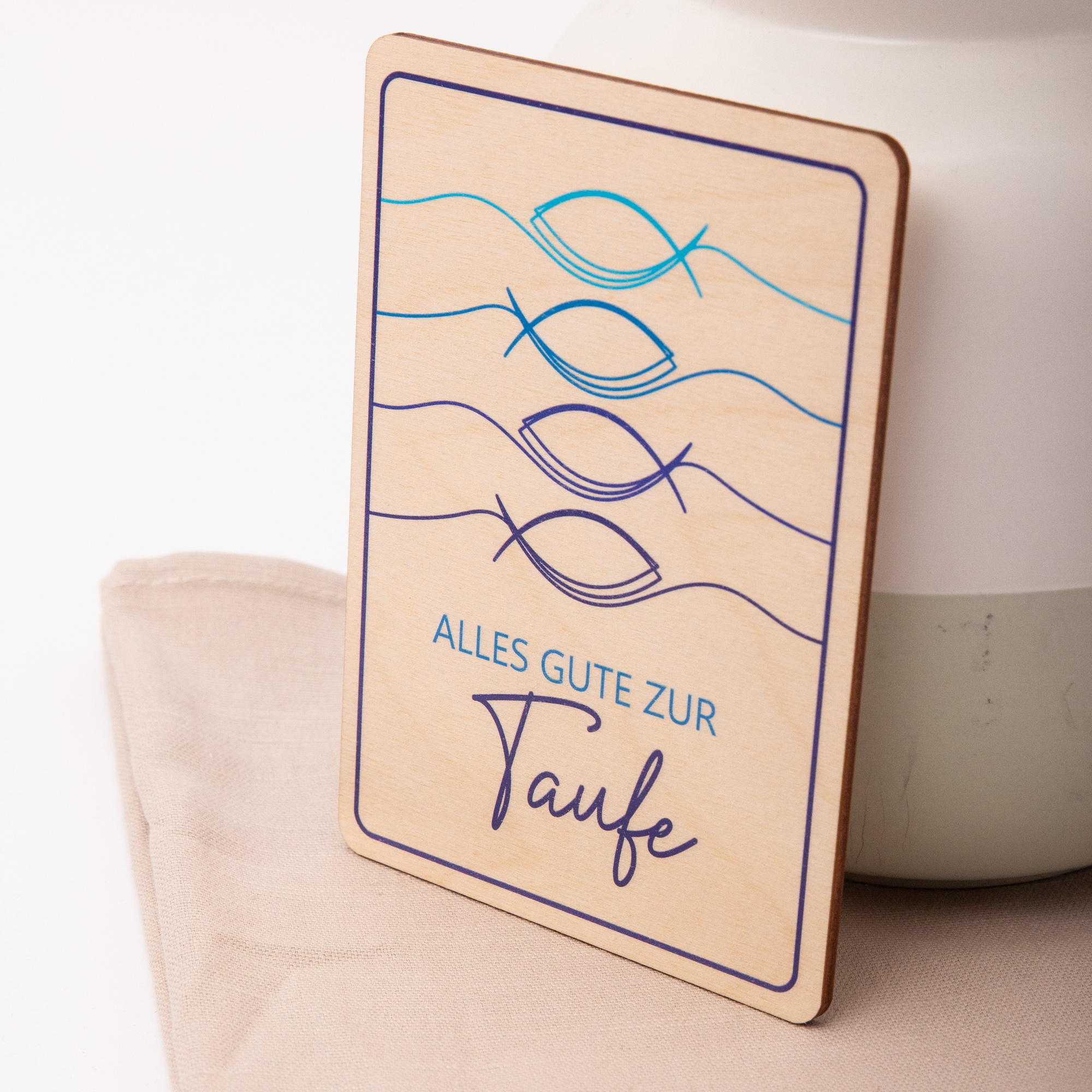 Holzpostkarte zur Taufe – Maritimes Fische Motiv – Besonderes Taufgeschenk aus Birkenholz A6 4 Postkarten aus Holz mit Spruch Alles Gute zur Taufe mit 4 Fischen