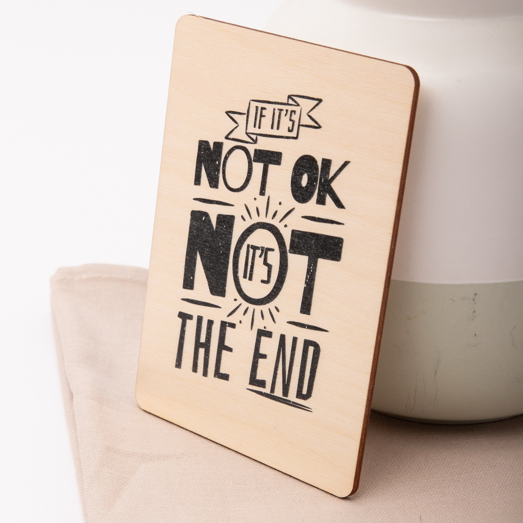 Holzpostkarte "If it is not ok..." – Ein kleiner Lichtblick aus echtem Holz 4 Holzpostkarte, Postkarte If it´s not ok it´s not the End, Postkarte mit Spruch, Postkarte aus Holz